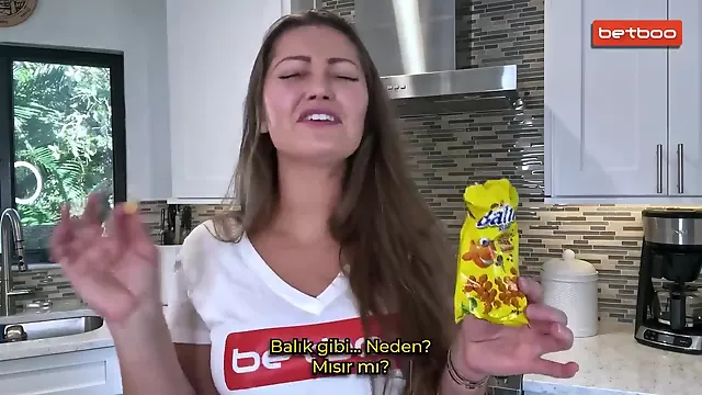Dani Daniels Attempts Turkish Snacks