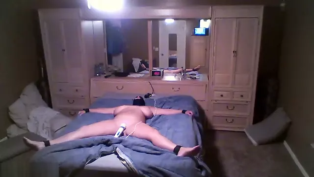 Three People Are Fucking On The Bed
