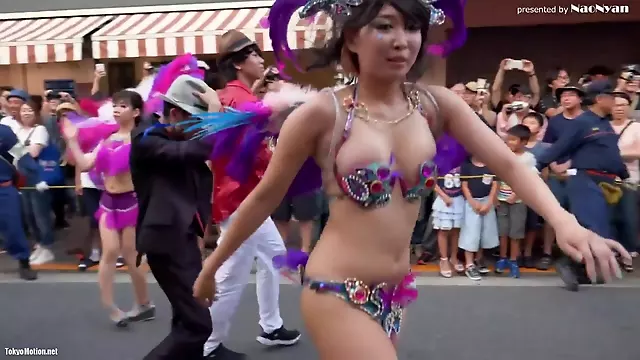 Smartphone personal shooting A lady who dances flashy at a samba street event is manchira ww.94
