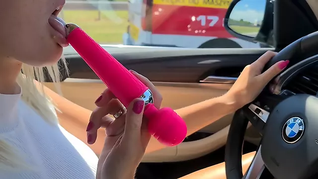 Sexy Blondynka Masturbuje Sie Wibratorem Podczas Jazdy