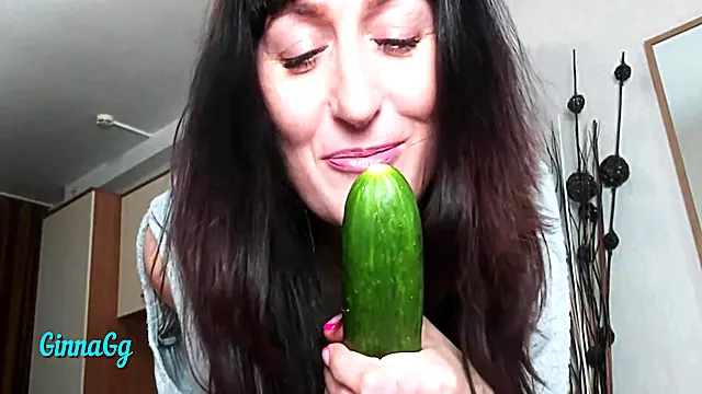 My Creamy Cunt Started Leaking From The Cucumber. Fisting And Squirting 11 Min