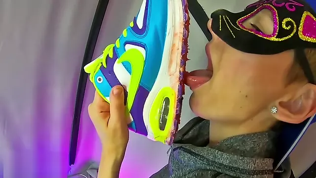 CRUSH FETISH FOOD IN NIKE AIR MAX