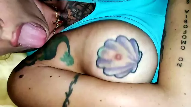 She has sex with her armpits