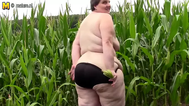 Large chunky mom do this in a cornfield