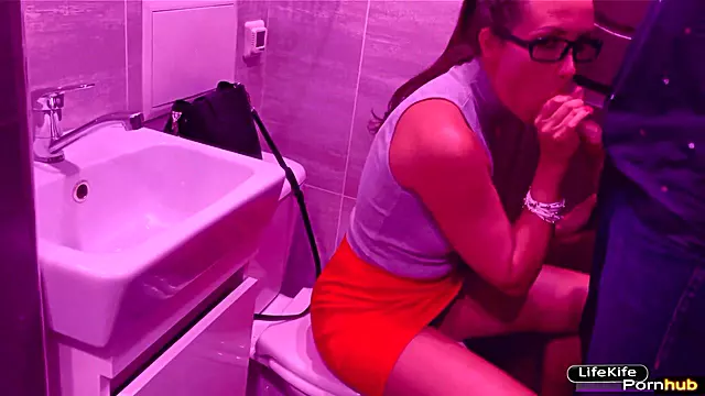 Public Love Making in the Toilet of a Nightclub Hot Video