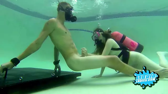 Serena sex underwater, pool 3