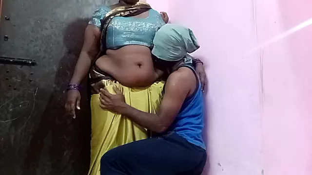 Tamil housewife in saree enjoys intimate session