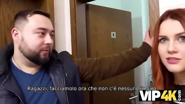 Un Uomo Incontra Il Dolce Zenzero Al Centro Commerciale E La Scopa Per Soldi